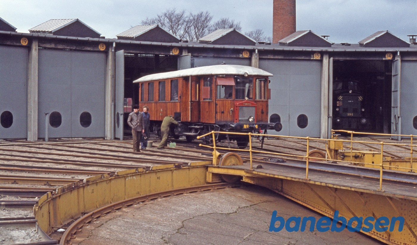 Der fyres op i centralvarmefyret Der fyres op i centralvarmefyret