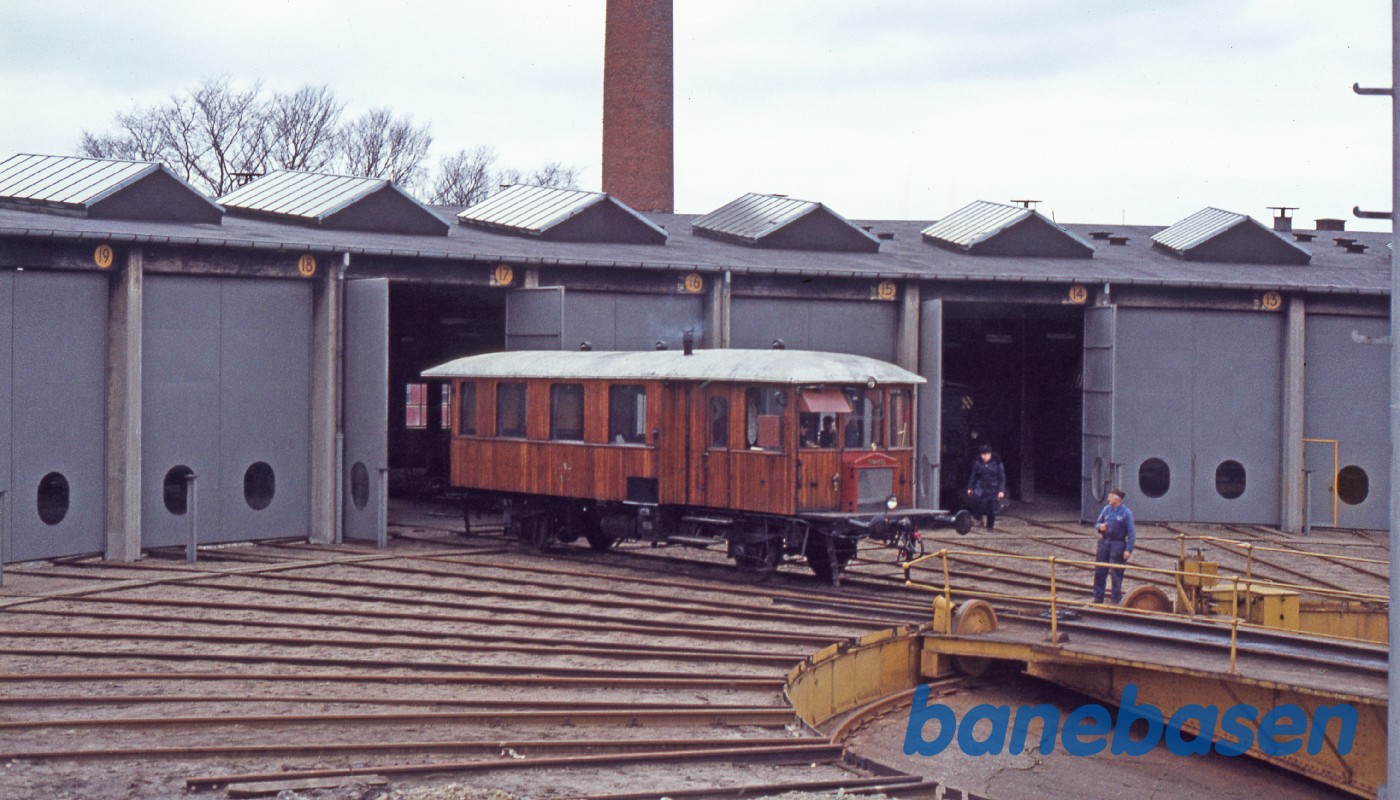 M4 udenfor remisen på vej ud på drejeskiven M4 udenfor remisen på vej ud på drejeskiven