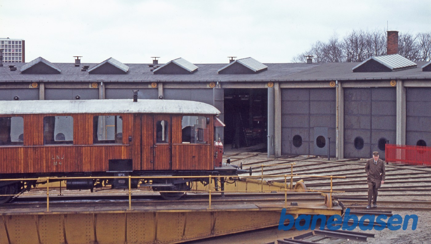 M4 på drejeskiven. Lokomotivfører F. O. Kristiansen til højre M4 på drejeskiven. Lokomotivfører F. O. Kristiansen til højre