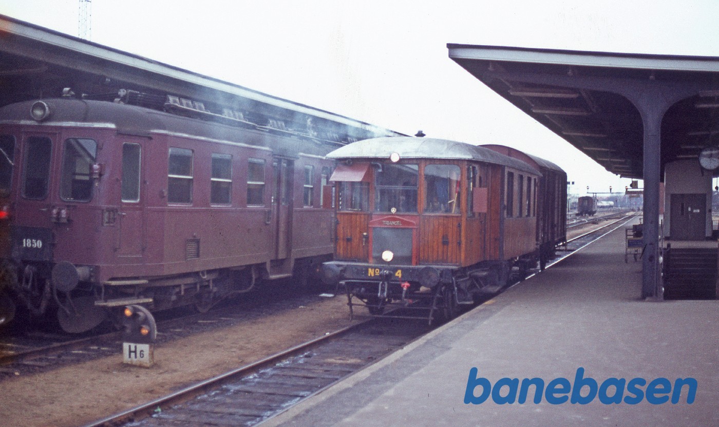 M4 og godsvogn ved perron, klar til at køre til Nyborg M4 og godsvogn ved perron, klar til at køre til Nyborg