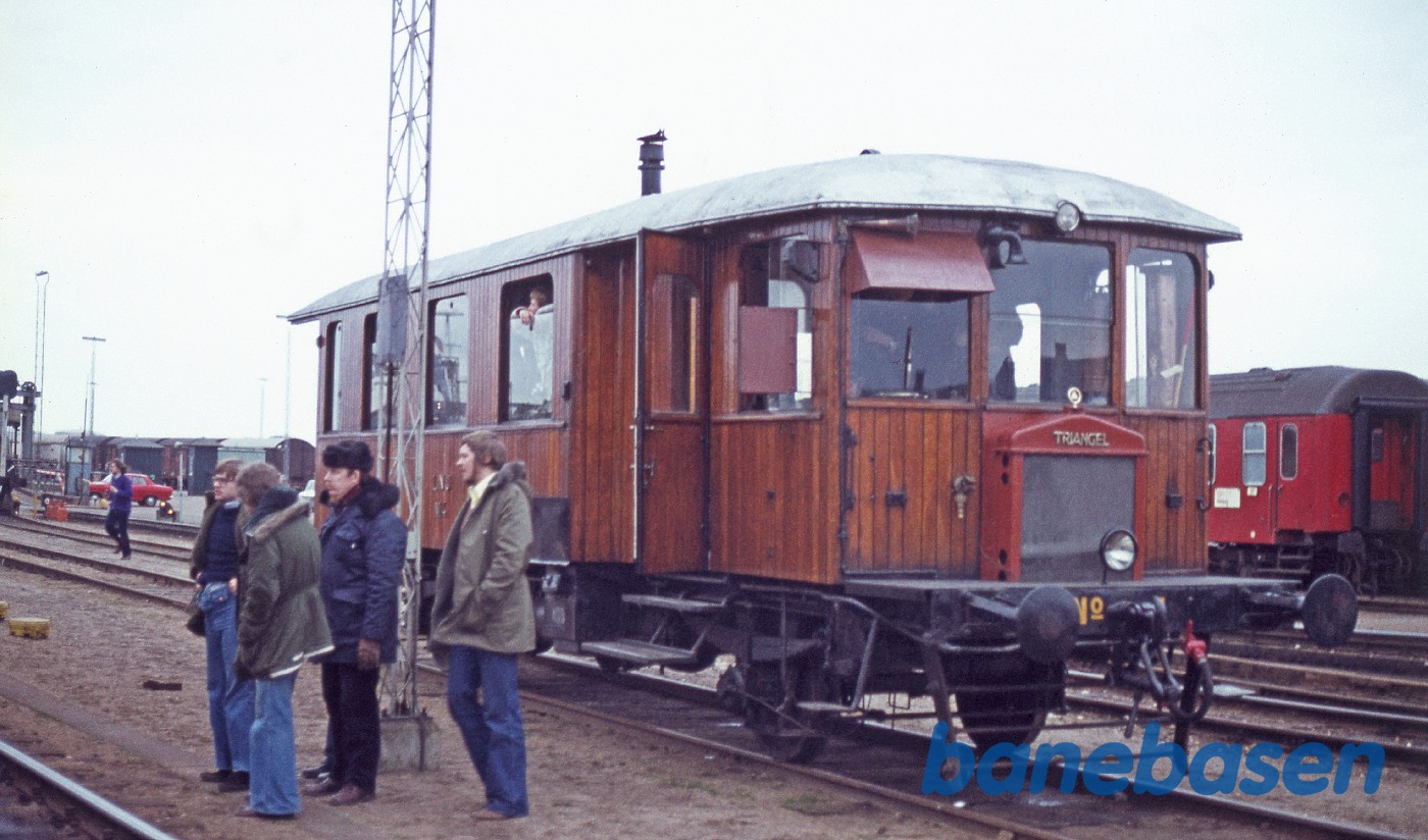 M4 på havnen i Nyborg. Klubmedlemmerne ser på M4 på havnen i Nyborg. Klubmedlemmerne ser på