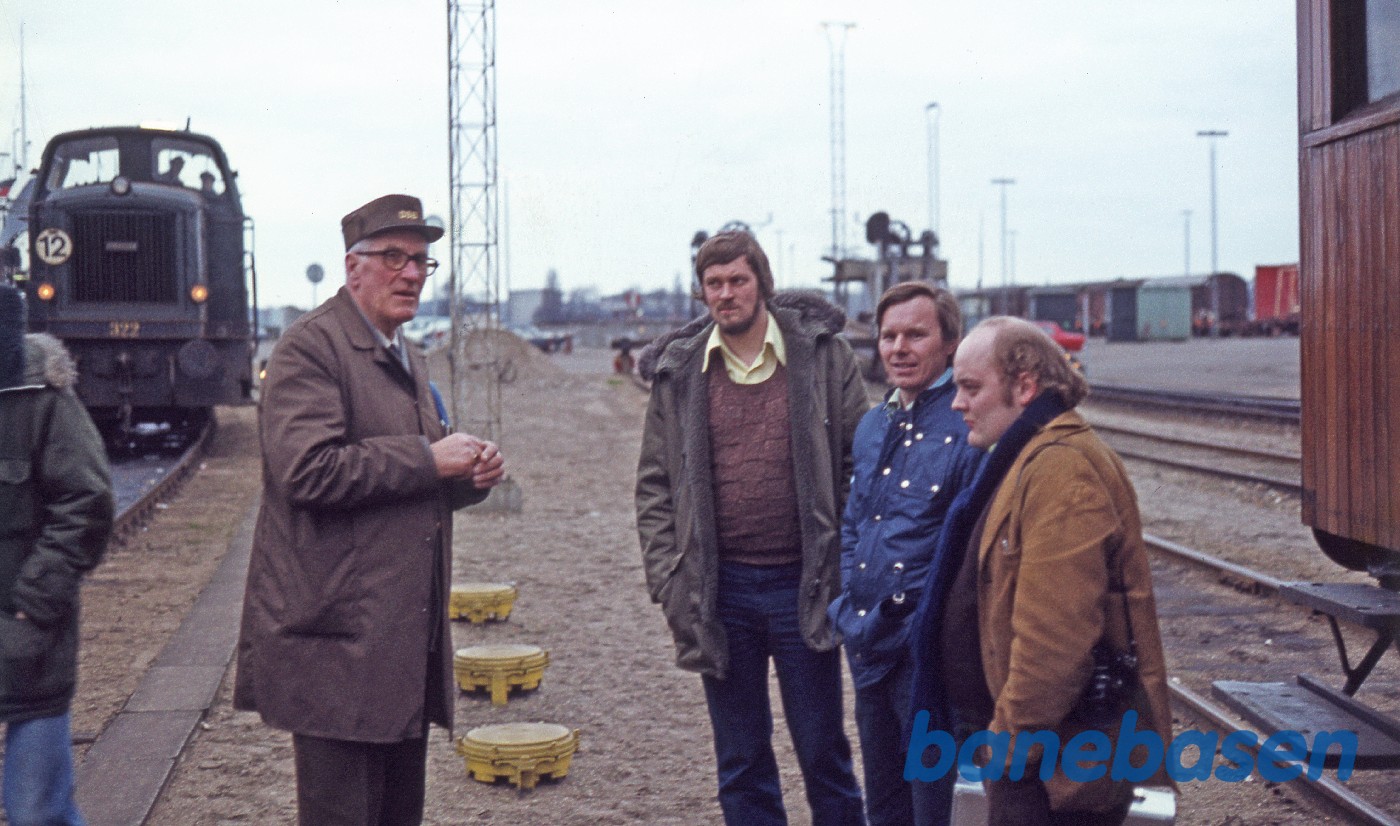 Lokomotivfører F. O. Kristiansen og værkstedshåndværker Hansy sammen med 2 klubmedlemmer Lokomotivfører F. O. Kristiansen og værkstedshåndværker Hansy sammen med 2 klubmedlemmer