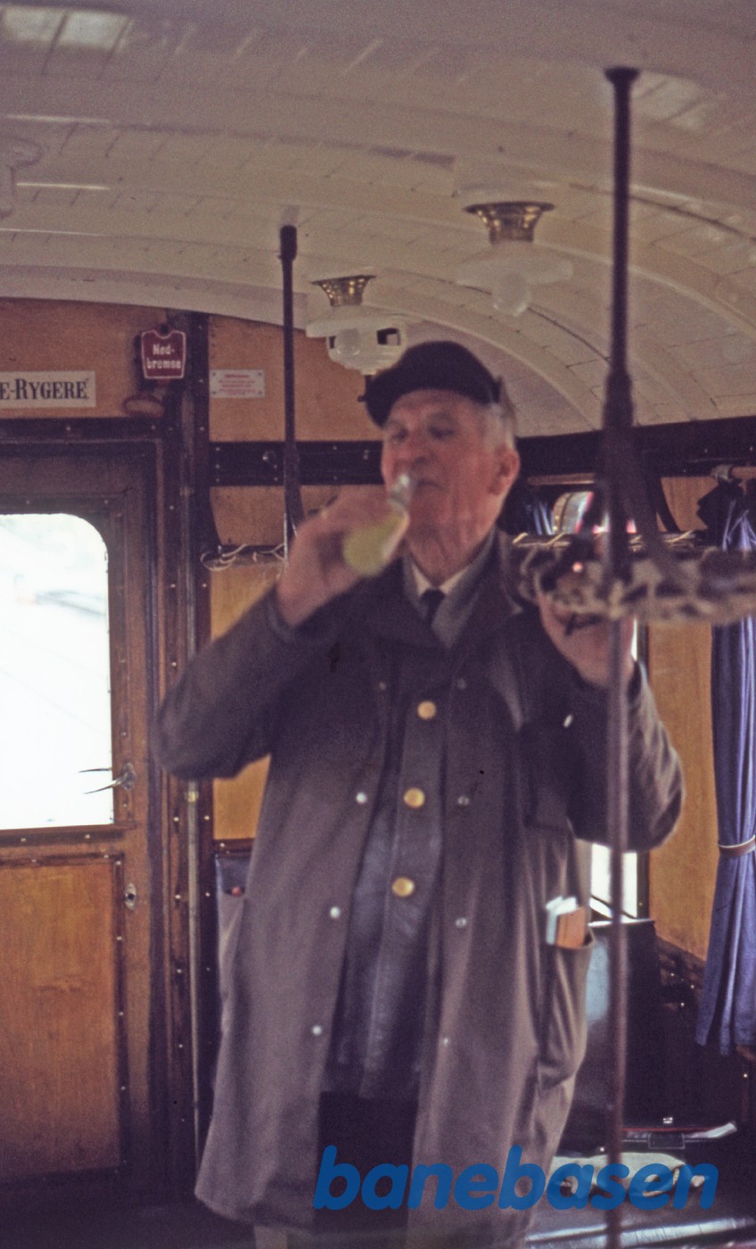 Lokomotivfører F. O. Kristiansen slukker tørsten med en sodavand Lokomotivfører F. O. Kristiansen slukker tørsten med en sodavand