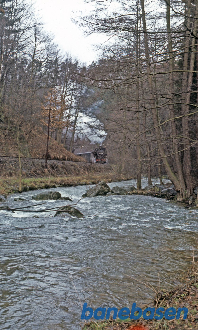Persontoget kører langs floden Red Weisseritz Persontoget kører langs floden Red Weisseritz