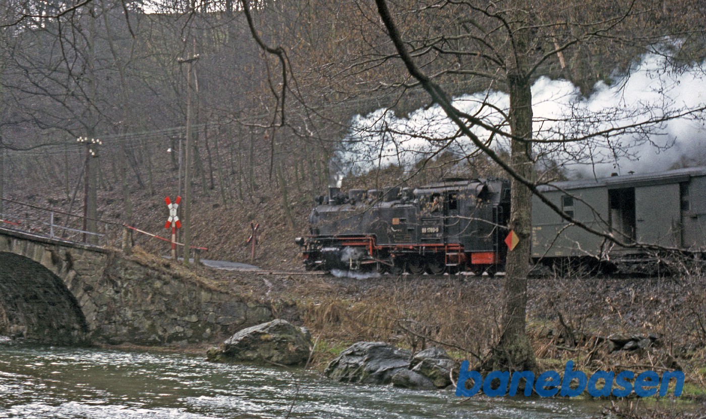 Persontoget kører langs floden Red Weisseritz Persontoget kører langs floden Red Weisseritz