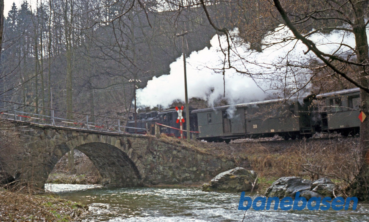 Persontoget kører langs floden Red Weisseritz Persontoget kører langs floden Red Weisseritz
