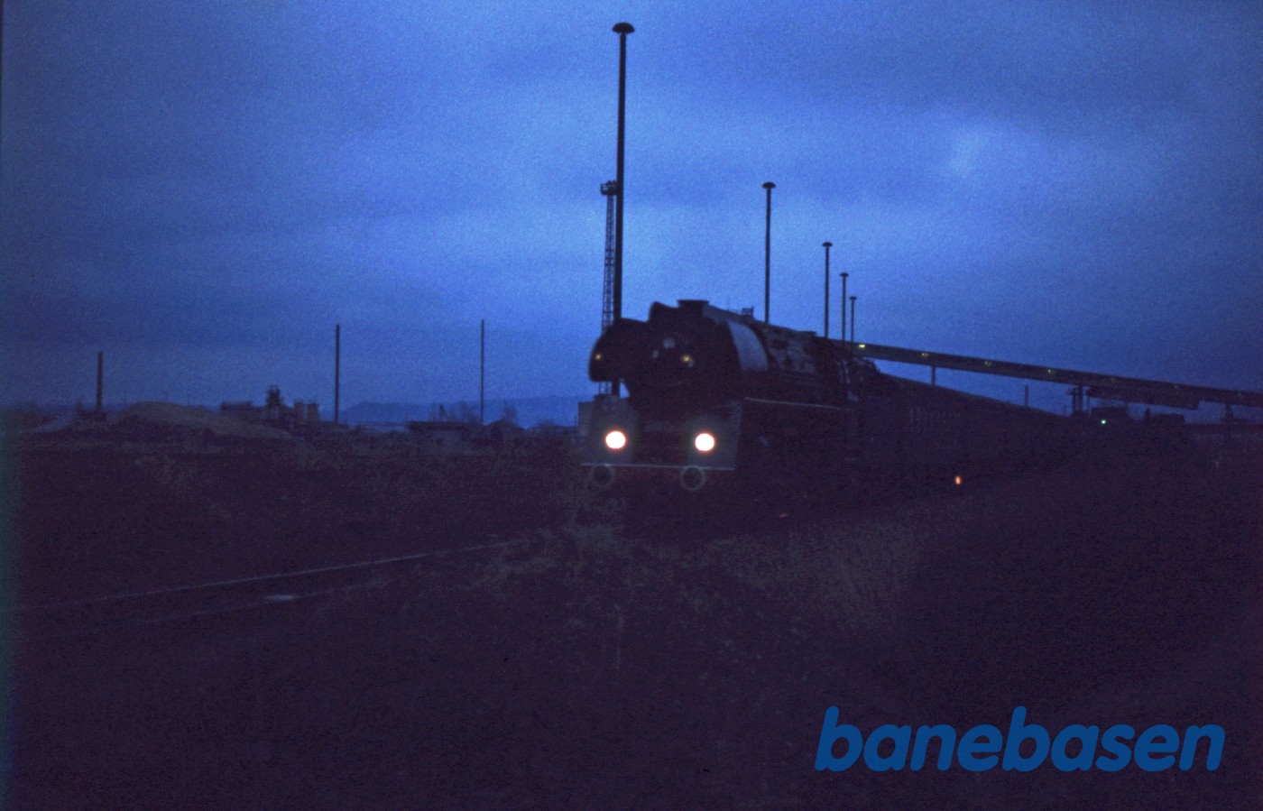 Aftensbillede af damplokomotiv der passerer en overkørsel Aftensbillede af damplokomotiv der passerer en overkørsel