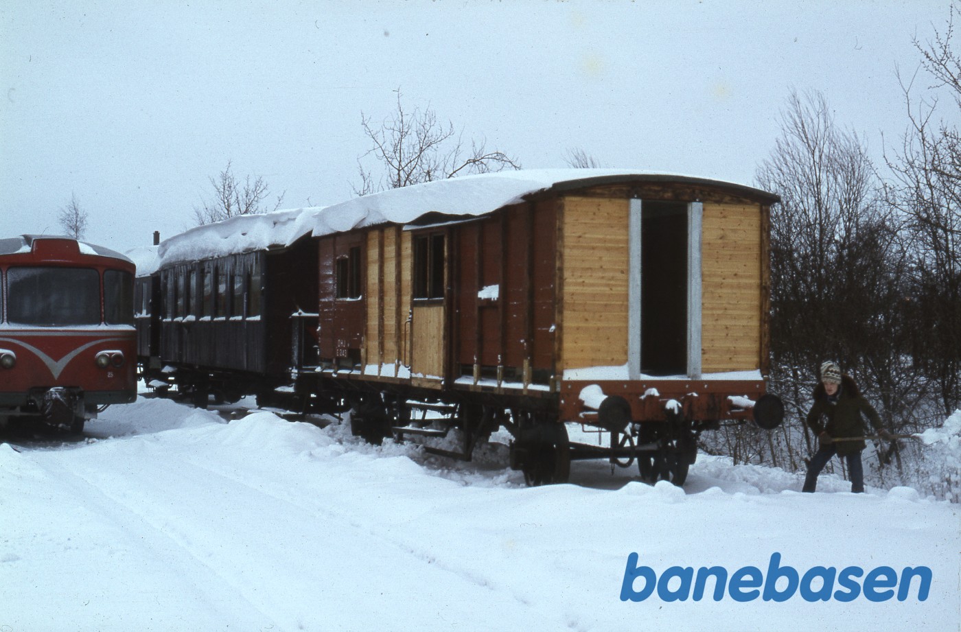 Pakvognen E243 under restaurering bag Nærumbanens værksted Pakvognen E243 under restaurering bag Nærumbanens værksted