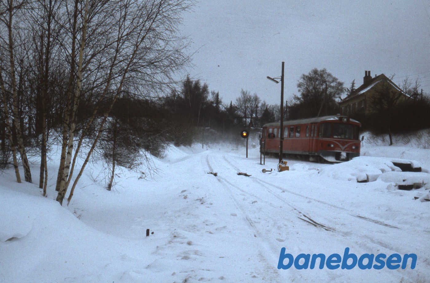 Y-tog på vej forbi banens værksted Y-tog på vej forbi banens værksted