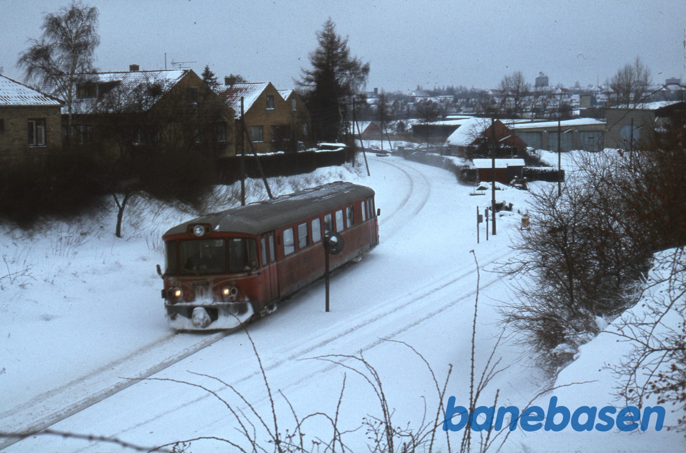 Y-tog på vej forbi banens værksted Y-tog på vej forbi banens værksted
