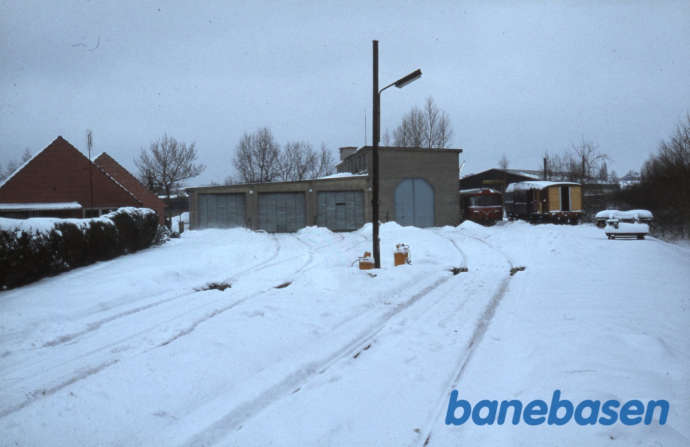 Pakvognen E243 under restaurering bag Nærumbanens værksted Pakvognen E243 under restaurering bag Nærumbanens værksted