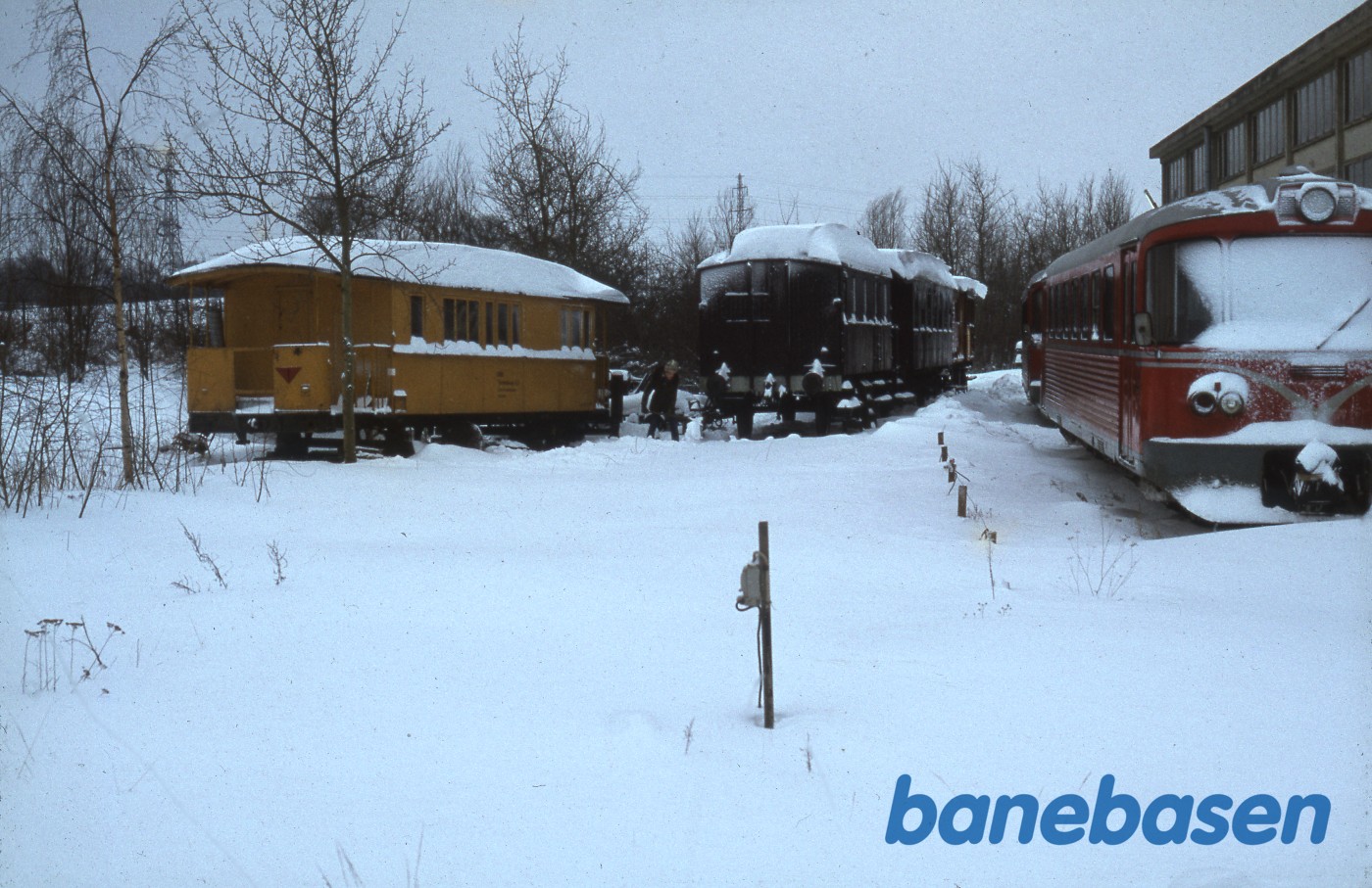 Pakvognen E243 under restaurering bag Nærumbanens værksted Pakvognen E243 under restaurering bag Nærumbanens værksted