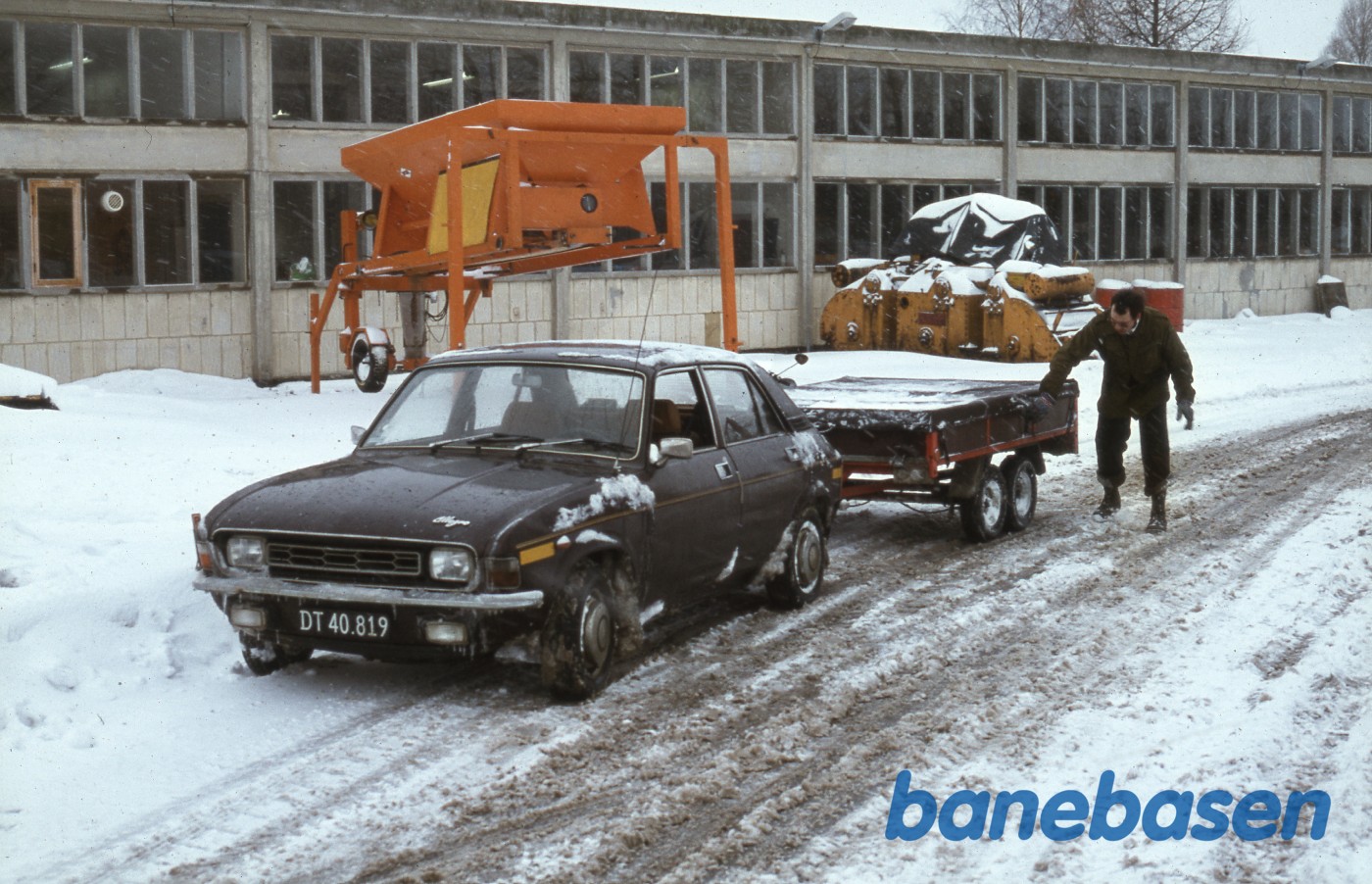 Bil med trailer tjekkes af klubmedlem Bil med trailer tjekkes af klubmedlem
