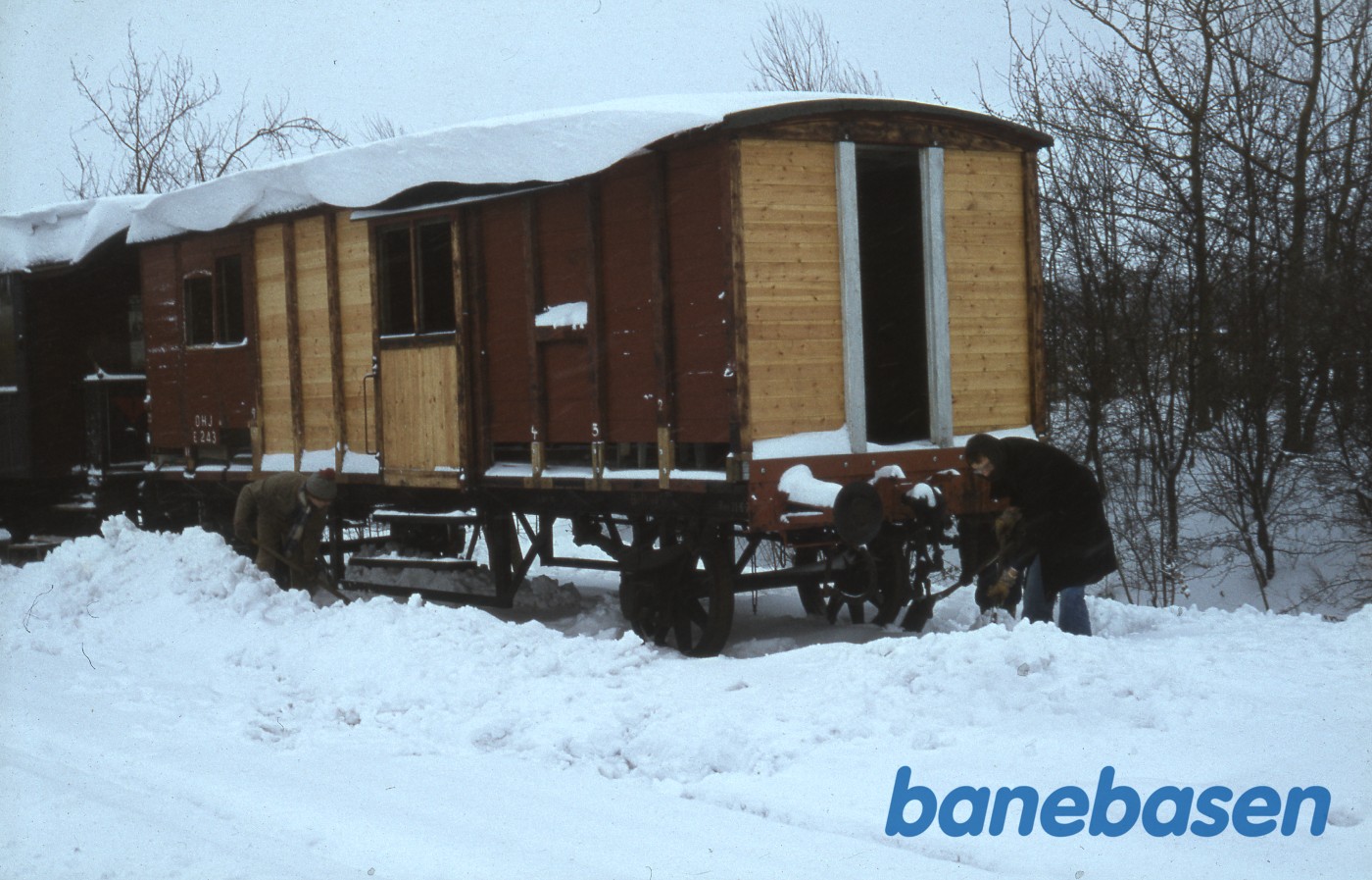 Pakvognen E243 under restaurering bag Nærumbanens værksted Pakvognen E243 under restaurering bag Nærumbanens værksted