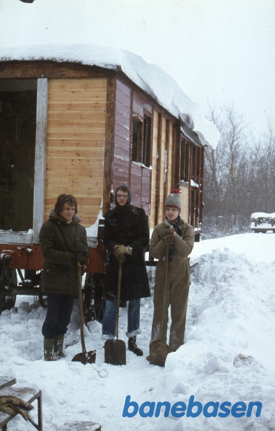 Pakvognen E243 under restaurering bag Nærumbanens værksted Pakvognen E243 under restaurering bag Nærumbanens værksted