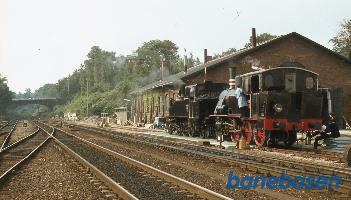 De 2 lokomotiver ude ved remisen De 2 lokomotiver ude ved remisen