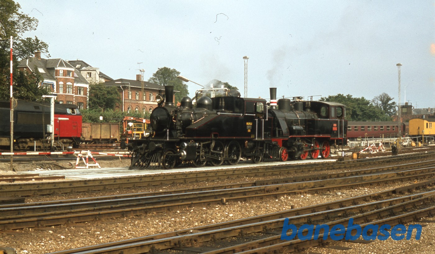 De 2 lokomotiver ude ved remisen De 2 lokomotiver ude ved remisen