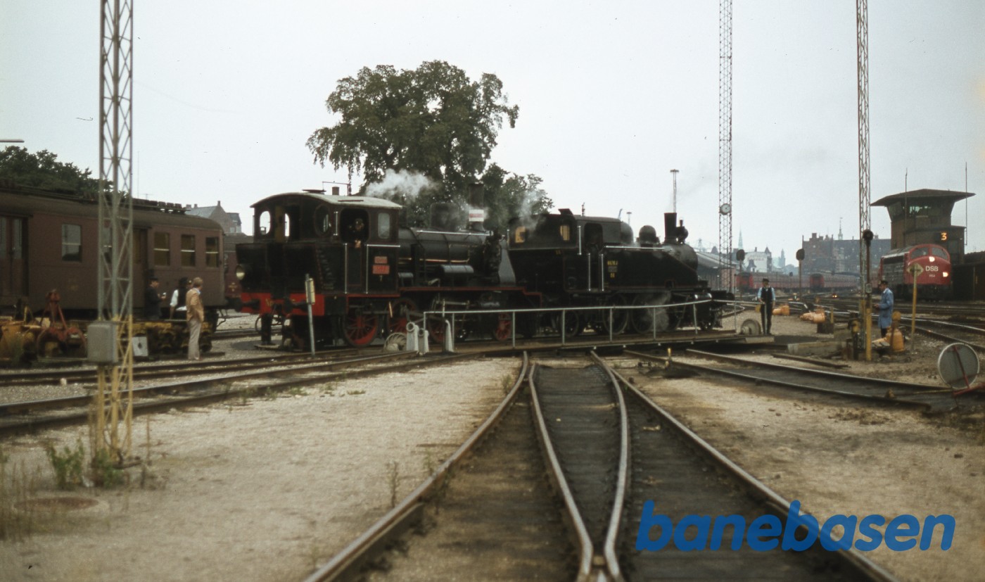 De 2 lokomotiver på drejeskiven De 2 lokomotiver på drejeskiven