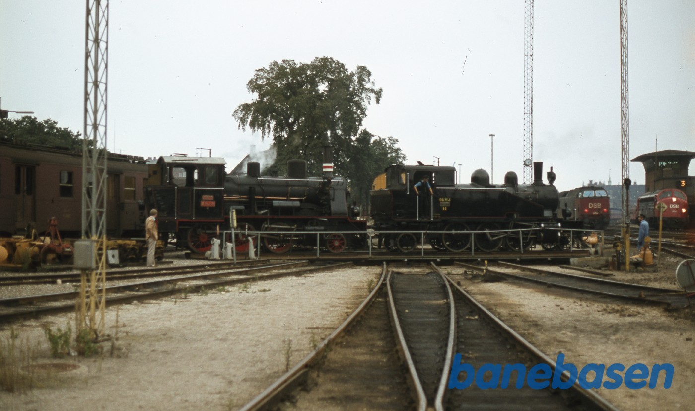 De 2 lokomotiver på drejeskiven De 2 lokomotiver på drejeskiven