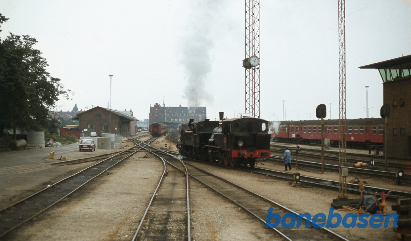 De 2 lokomotiver på vej tilbage til vognene efter at være vendt De 2 lokomotiver på vej tilbage til vognene efter at være vendt