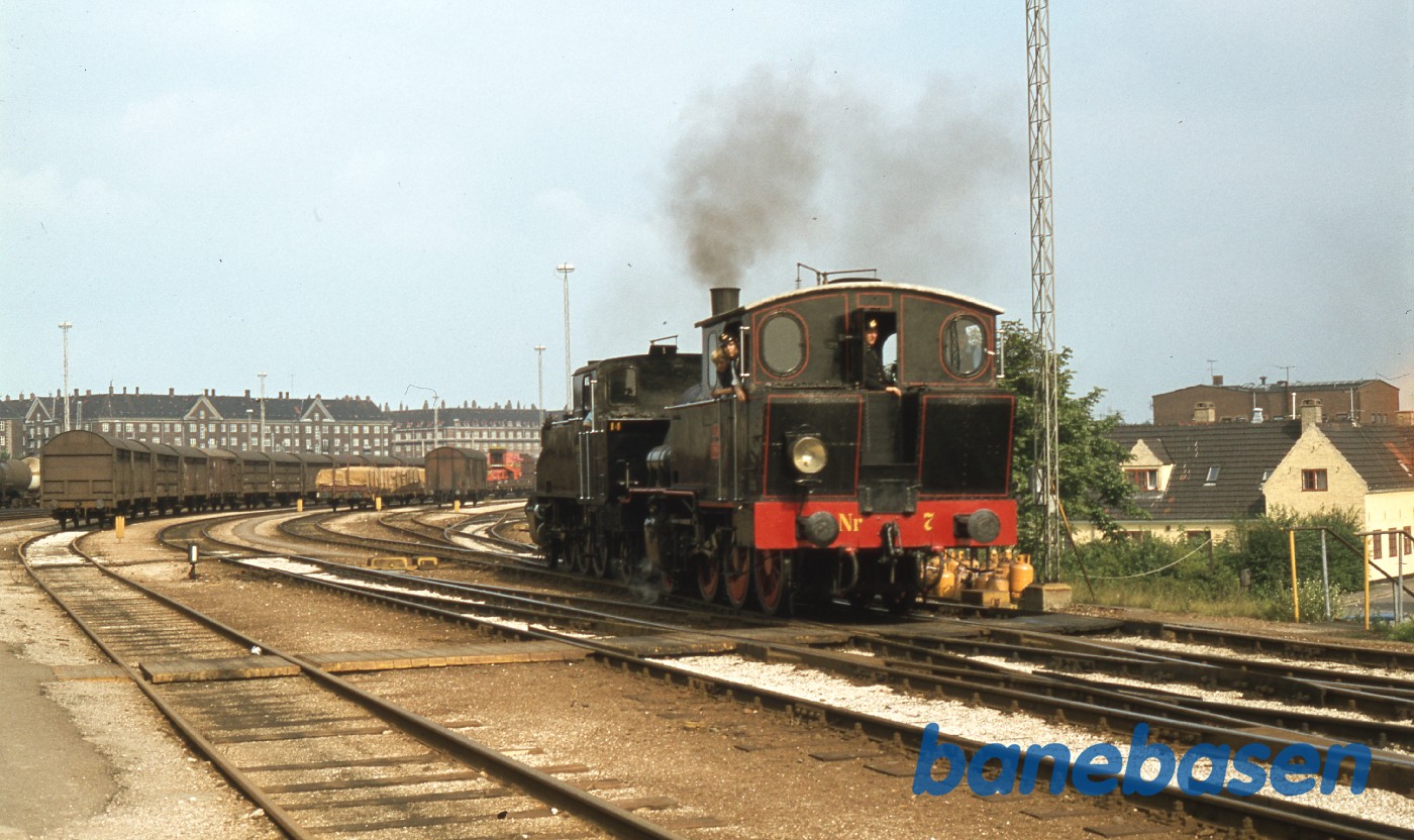 De 2 lokomotiver på Kt ved det gule palæ De 2 lokomotiver på Kt ved det gule palæ