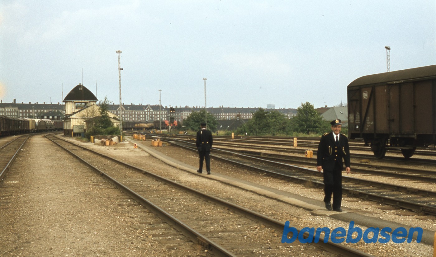 Kt, med det gule palæ i baggrunden Kt, med det gule palæ i baggrunden