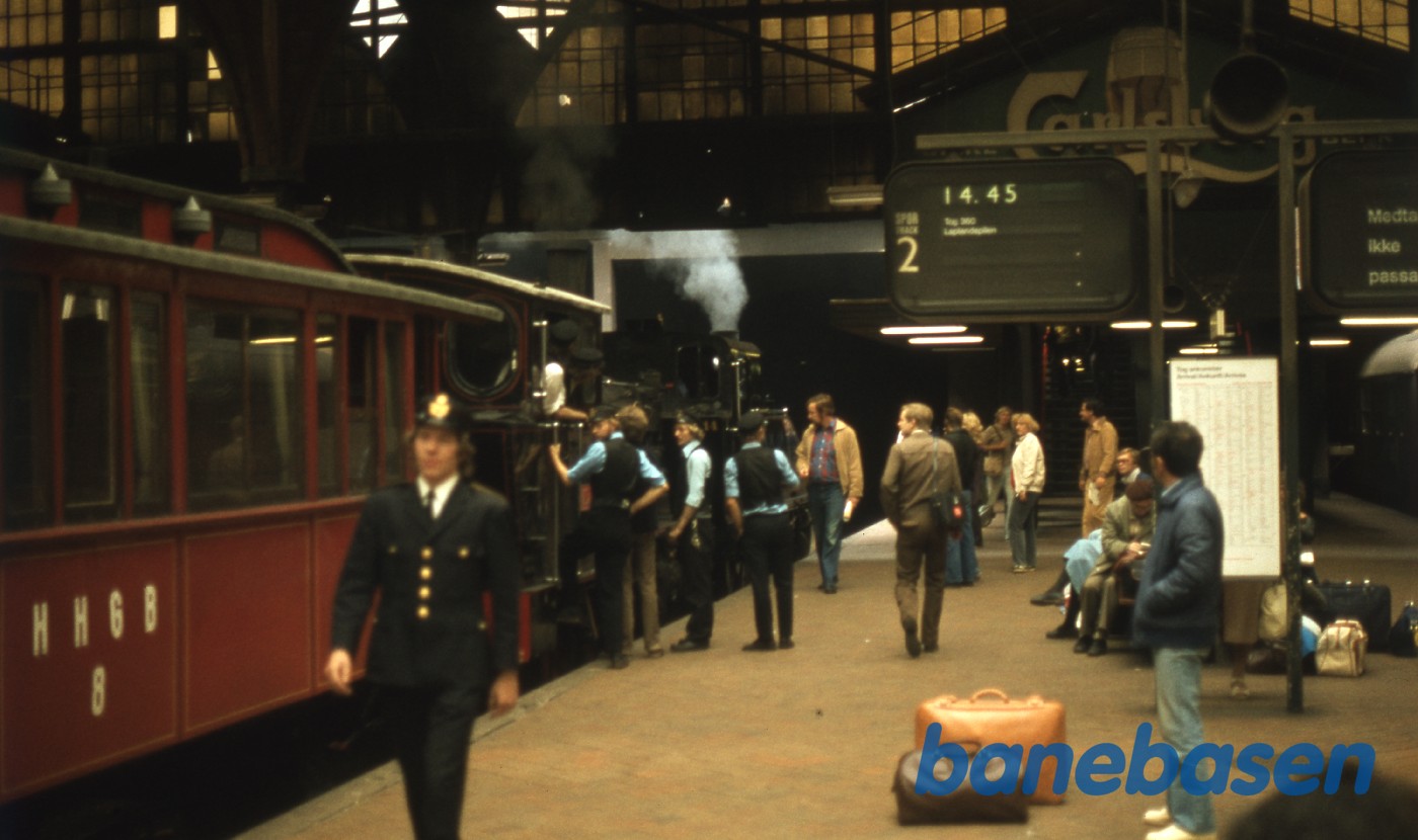 Toget holder klar i spor 2 til at køre til Helsingør 14.45 Toget holder klar i spor 2 til at køre til Helsingør 14.45