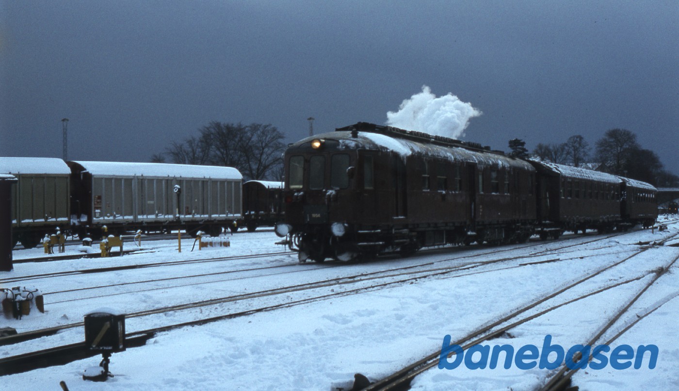 Mo tog på LilleNord kører ind på stationen Mo tog på LilleNord kører ind på stationen