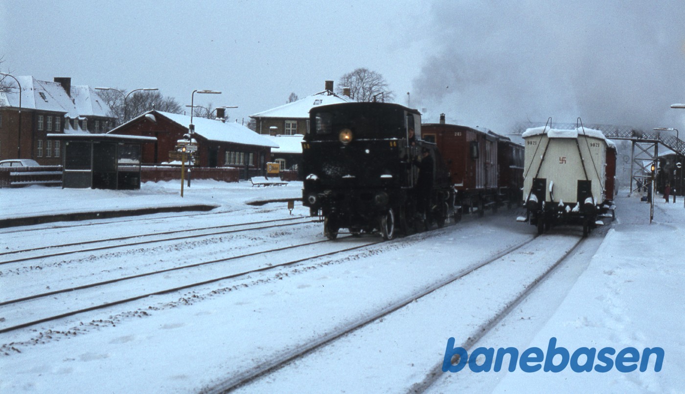 Det var en større rangeropgave at få hele toget ind i Natsporet ved remisen Det var en større rangeropgave at få hele toget ind i Natsporet ved remisen