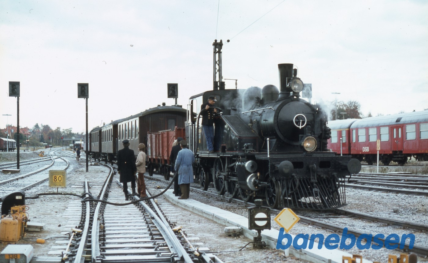 Lokomotivet ankommet til Hillerød, hvor der fyldes vand på Lokomotivet ankommet til Hillerød, hvor der fyldes vand på