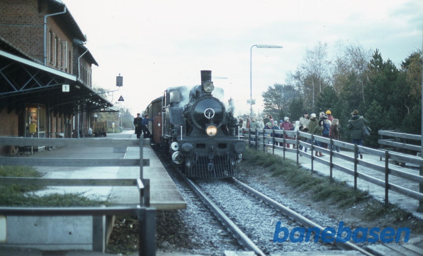 Toget holder ved perron på Fredensborg station Toget holder ved perron på Fredensborg station