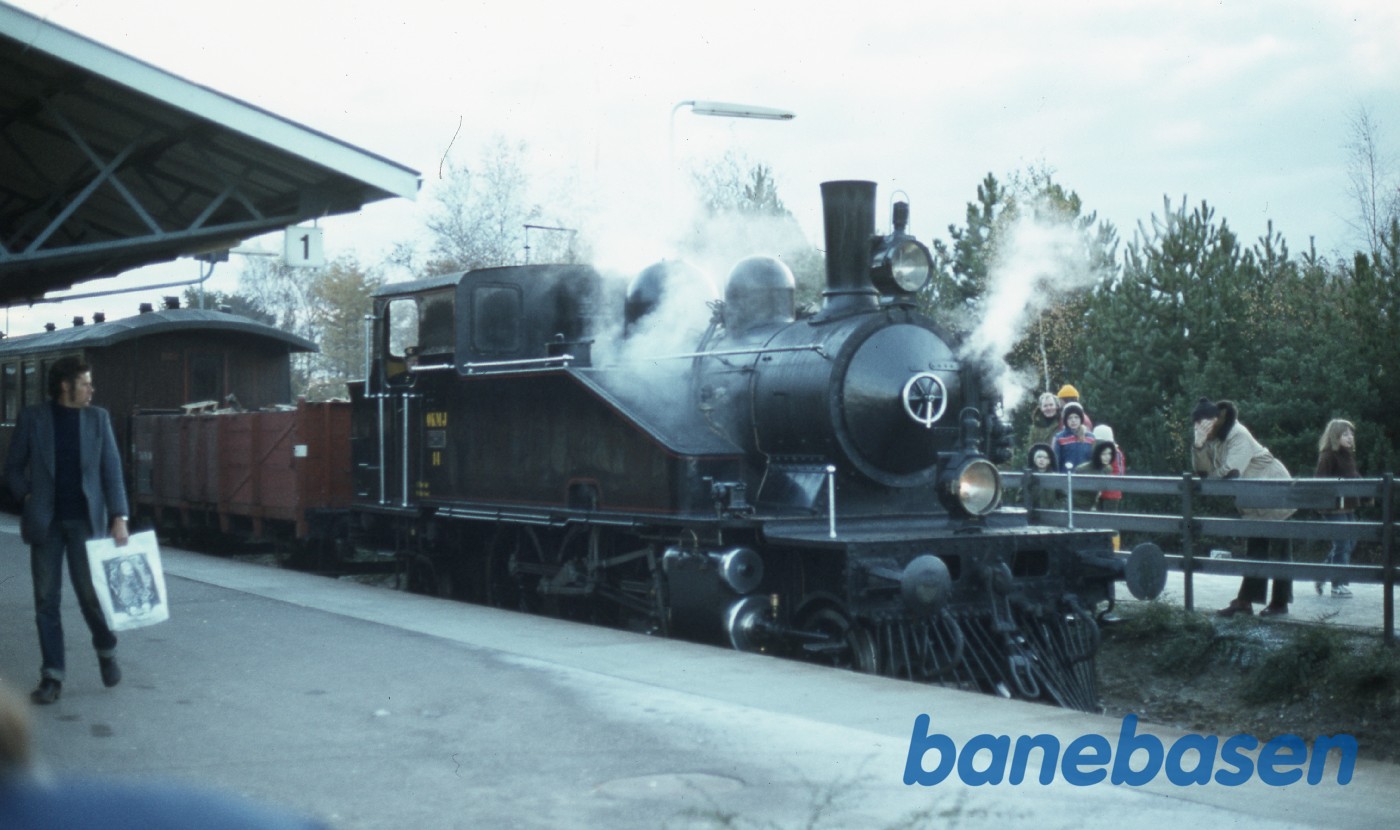 Toget holder ved perron på Fredensborg station Toget holder ved perron på Fredensborg station