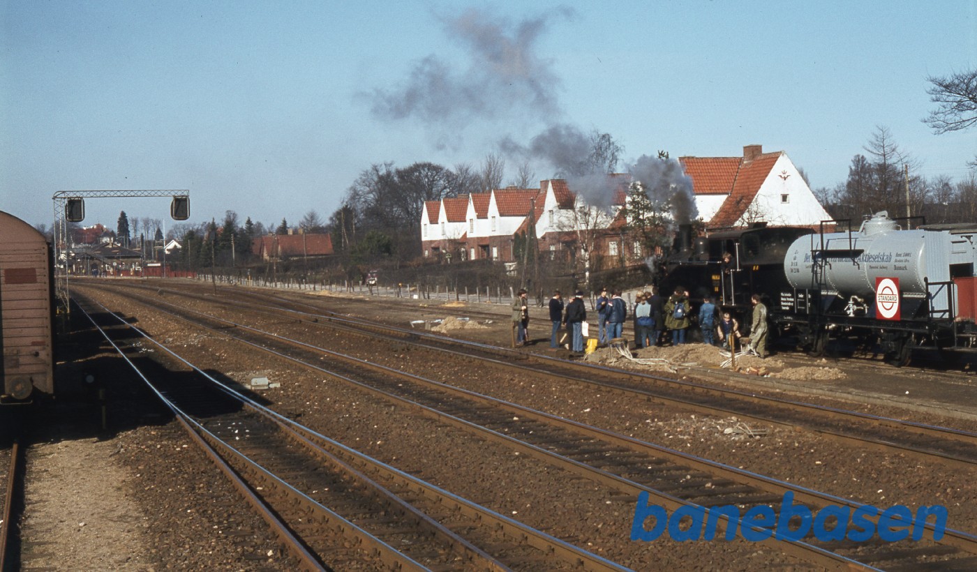 Nr. 14 og vogne holder klar i Natsporet til dagens rangering mens medlemmerne kigger på Nr. 14 og vogne holder klar i Natsporet til dagens rangering mens medlemmerne kigger på
