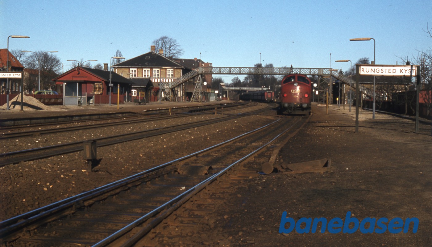 Kystbanetog i spor 1 overhales af tog i spor 2 Kystbanetog i spor 1 overhales af tog i spor 2