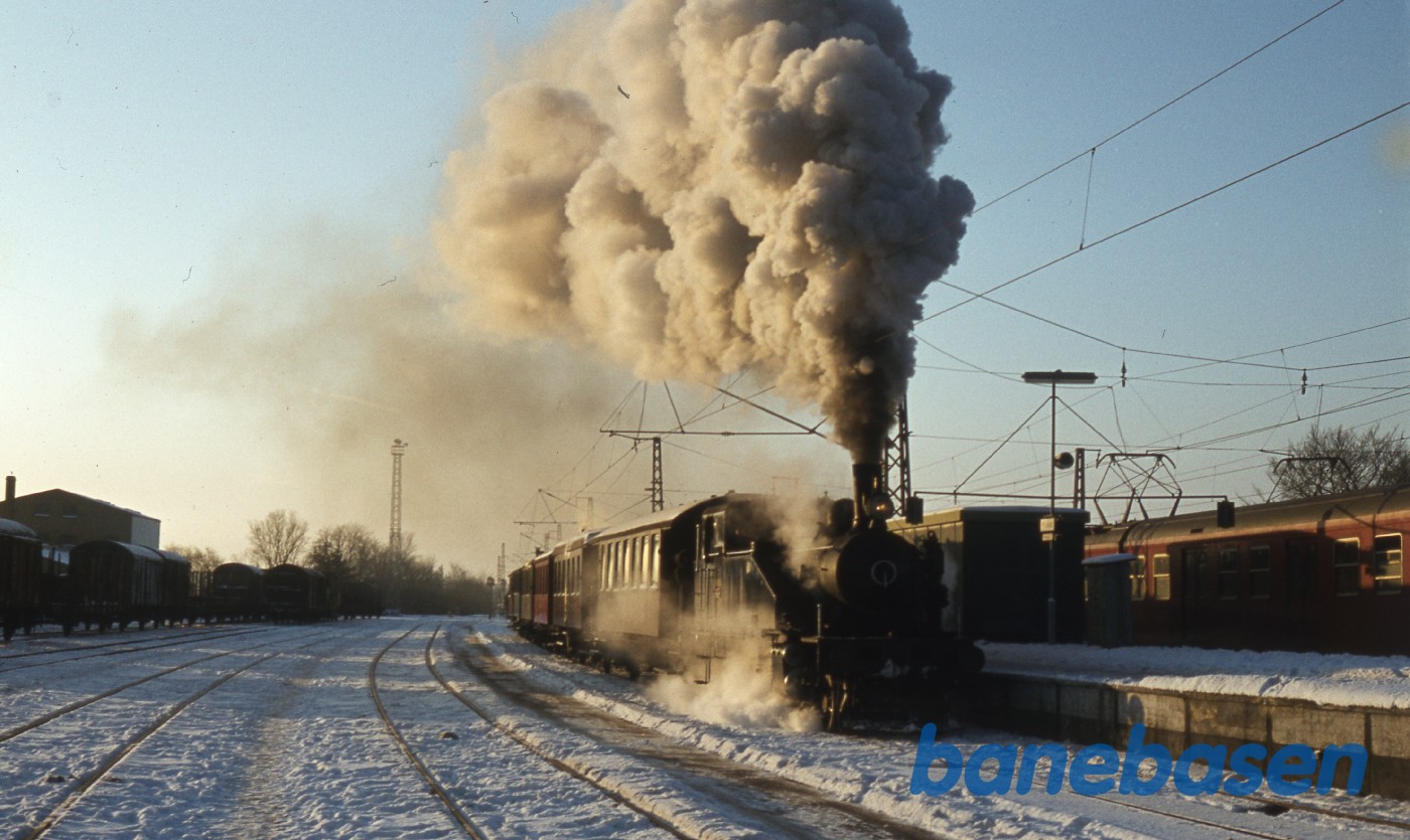 Damptoget ved perron i spor 4 på vej mod Kagerup Damptoget ved perron i spor 4 på vej mod Kagerup