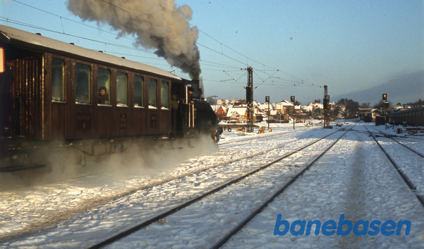 Damptoget ved perron i spor 4 på vej mod Kagerup Damptoget ved perron i spor 4 på vej mod Kagerup