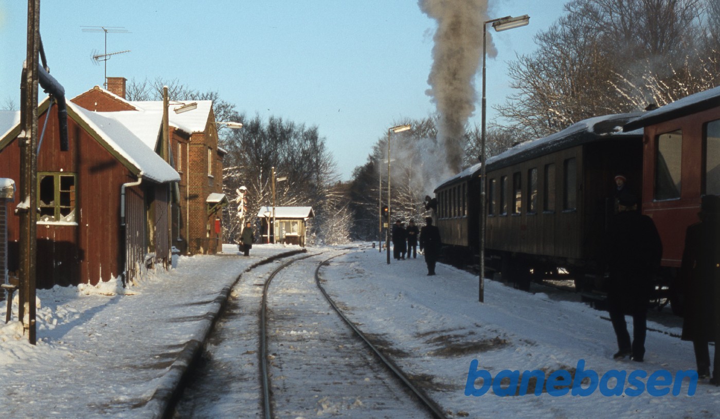 Damptoget ved perron i spor 2 på vej mod Storkevad Damptoget ved perron i spor 2 på vej mod Storkevad