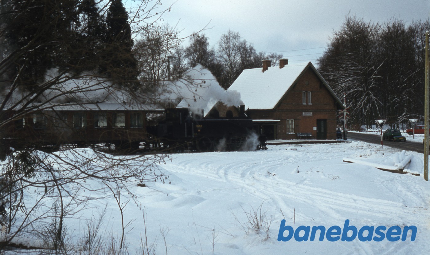 Juletoget ankommet til Mårum spor 2. Stationsbygningen og overkørslen ses i baggrunden Juletoget ankommet til Mårum spor 2. Stationsbygningen og overkørslen ses i baggrunden