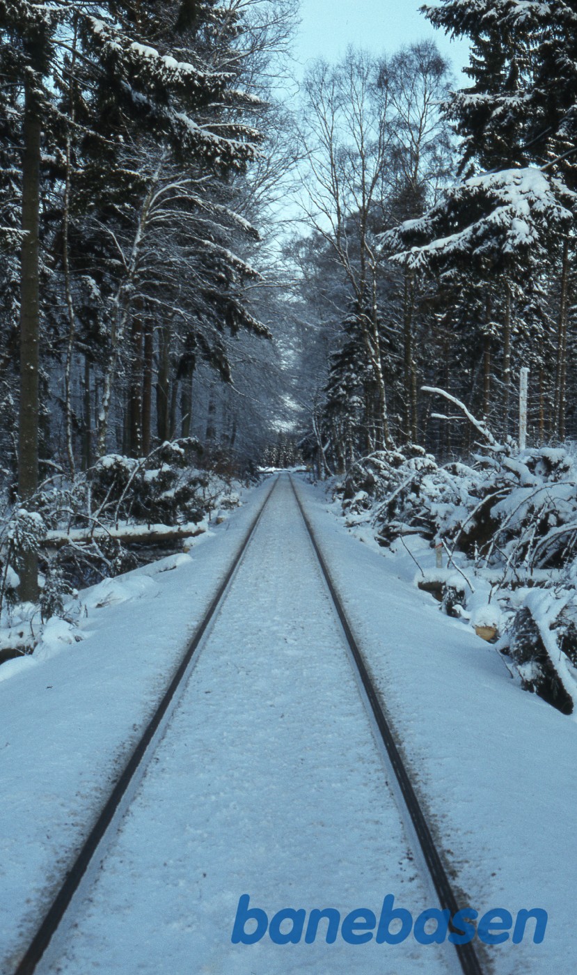 Et vue ud langs banen mod syd af den flotte sneklædte strækning Et vue ud langs banen mod syd af den flotte sneklædte strækning