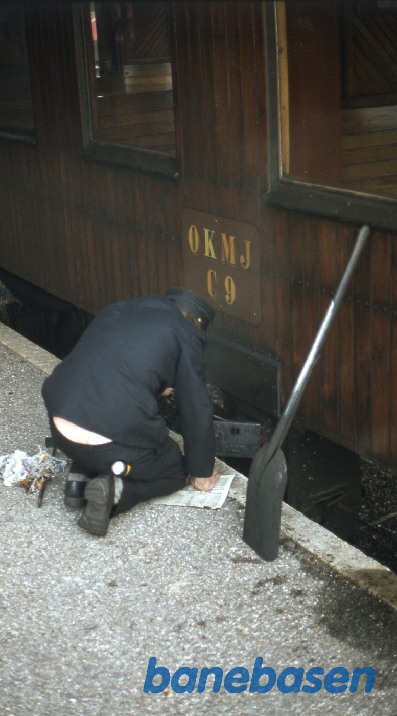 Varmemesteren får gang i centralvarmeanlægget på vognen Varmemesteren får gang i centralvarmeanlægget på vognen