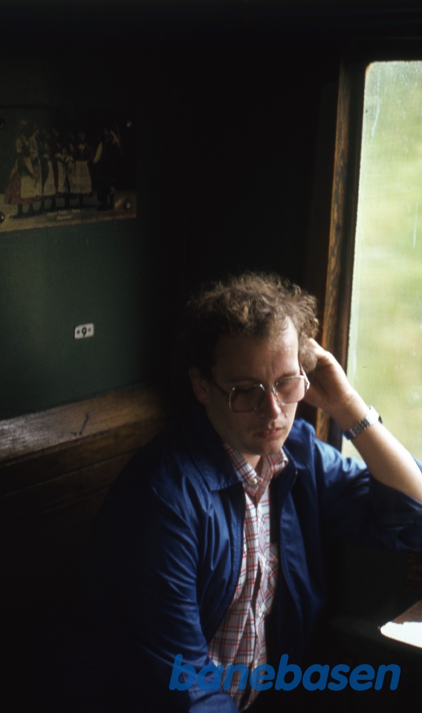 Foto af en jernbaneentusiast i toget mellem Ciechanow og Nasielsk Foto af en jernbaneentusiast i toget mellem Ciechanow og Nasielsk