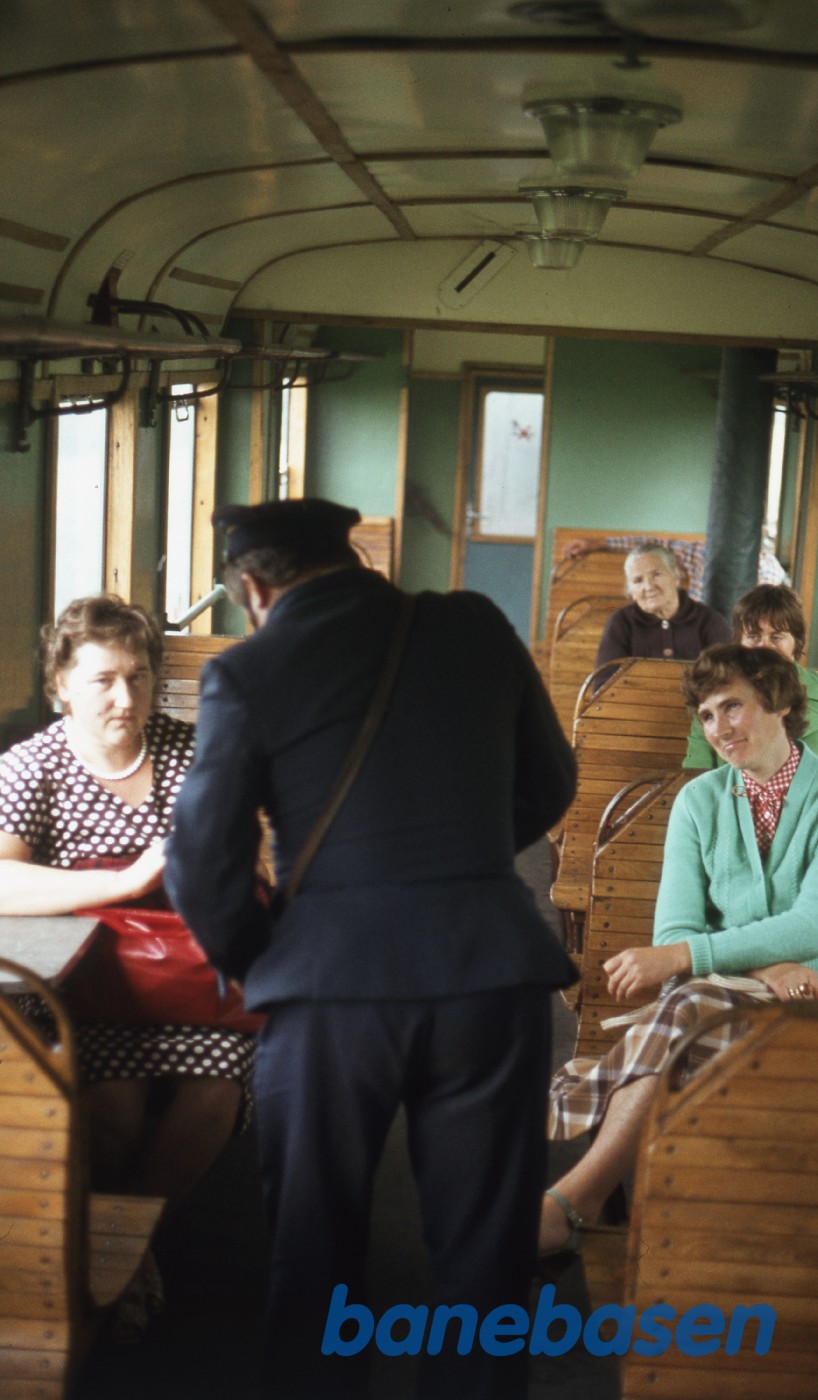 Togføreren klipper billetter Togføreren klipper billetter