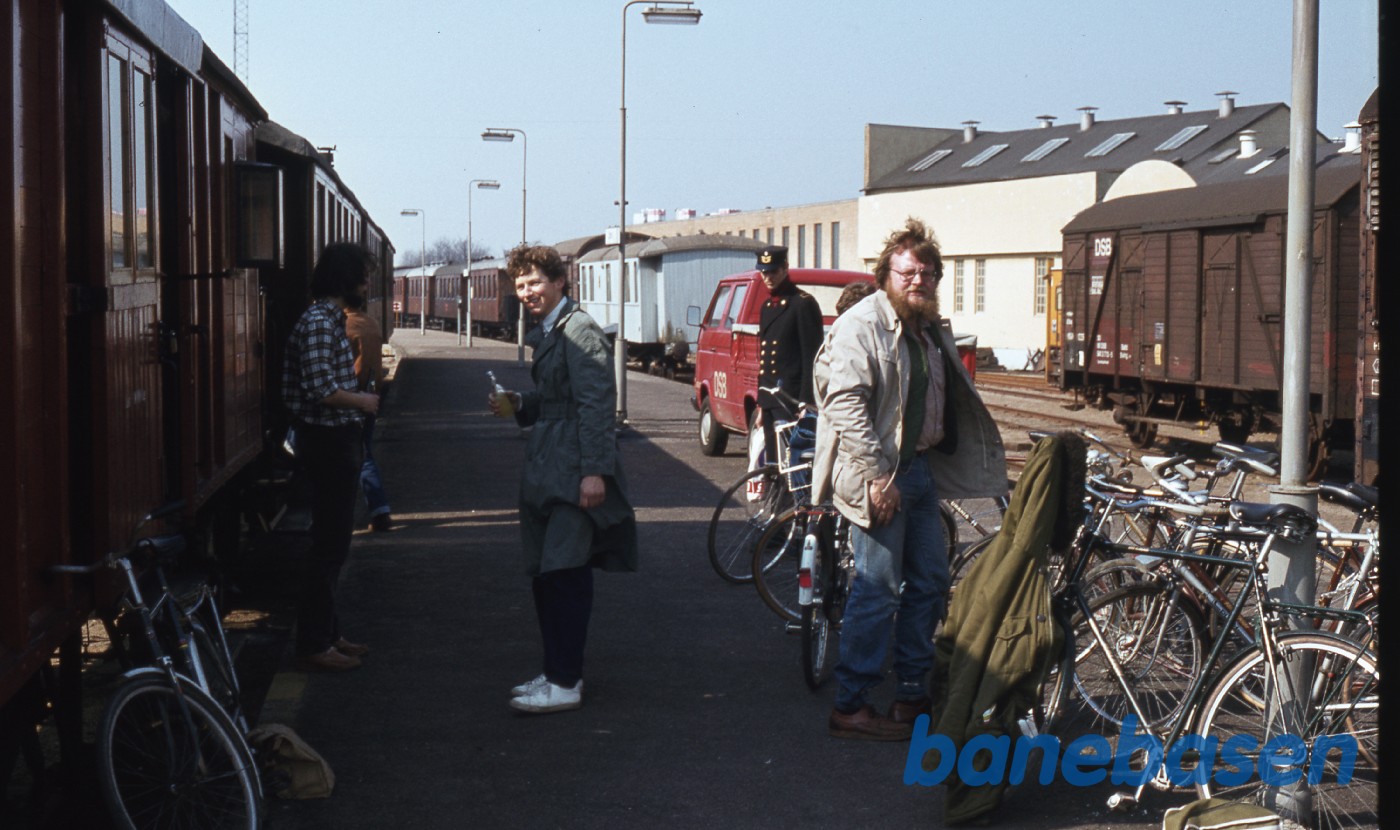 Klubmedlemmer ved toget nær jernbanemuseet Klubmedlemmer ved toget nær jernbanemuseet