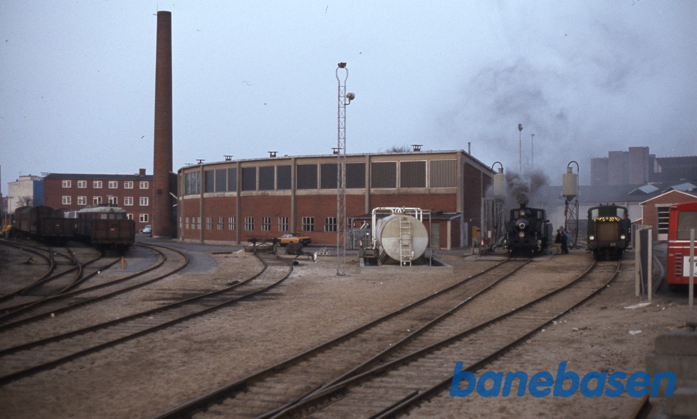 Lokomotivet ved at blive klargjort til dagens kørsler, palme søndag Lokomotivet ved at blive klargjort til dagens kørsler, palme søndag