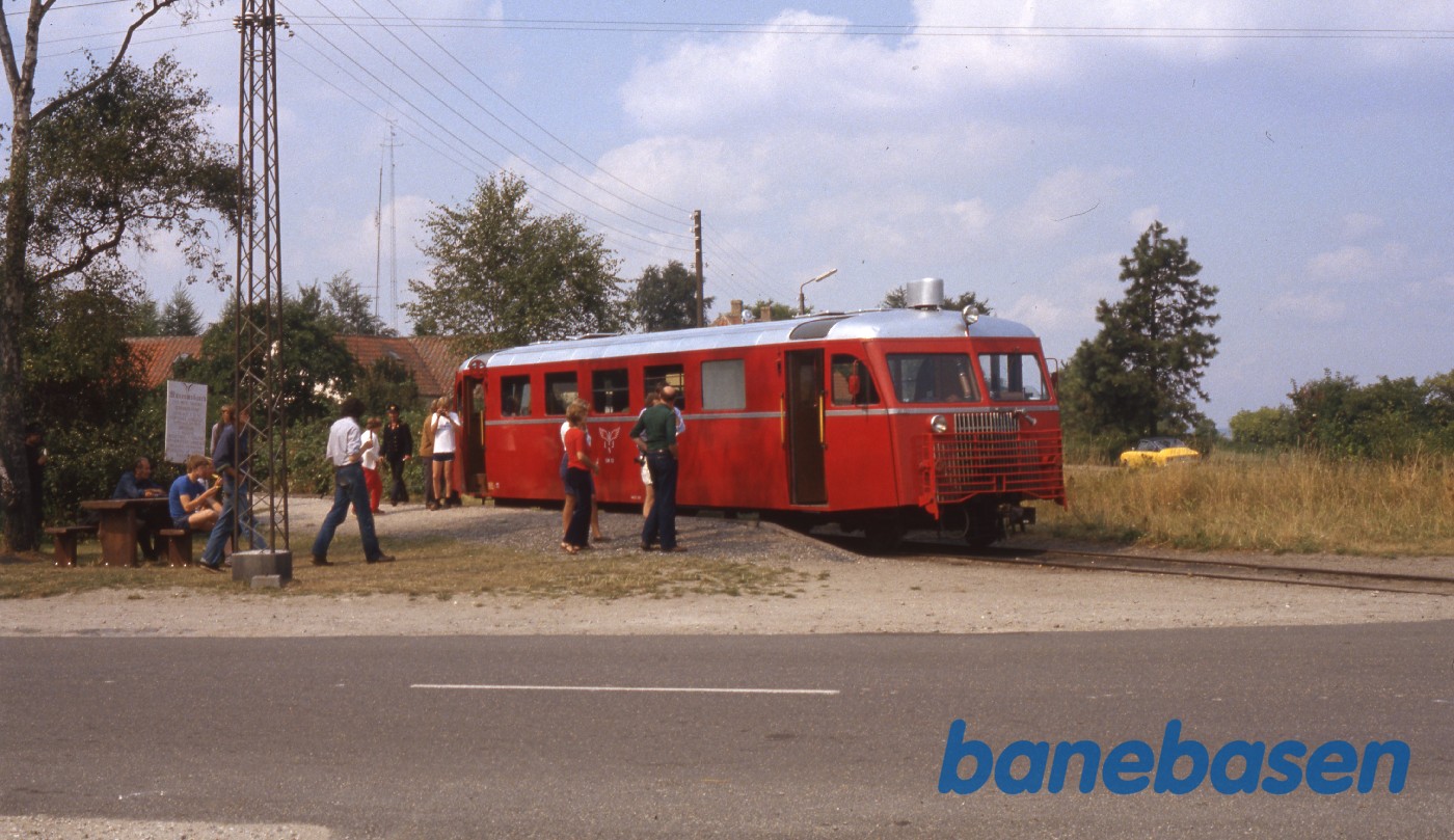 Skinnebussen er kørt ned på havnen og turdeltagerne på perronen Skinnebussen er kørt ned på havnen og turdeltagerne på perronen