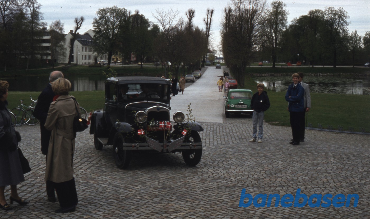 Konfirmanten ankommer i Peter Rolands Ford A Konfirmanten ankommer i Peter Rolands Ford A