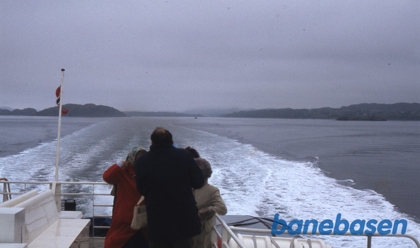 Vi sejler op langs den norske vestkyst Vi sejler op langs den norske vestkyst