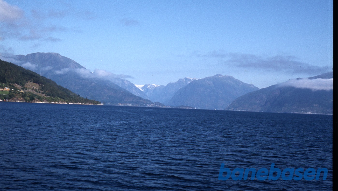 Sognefjord med de flotte bjerge Sognefjord med de flotte bjerge