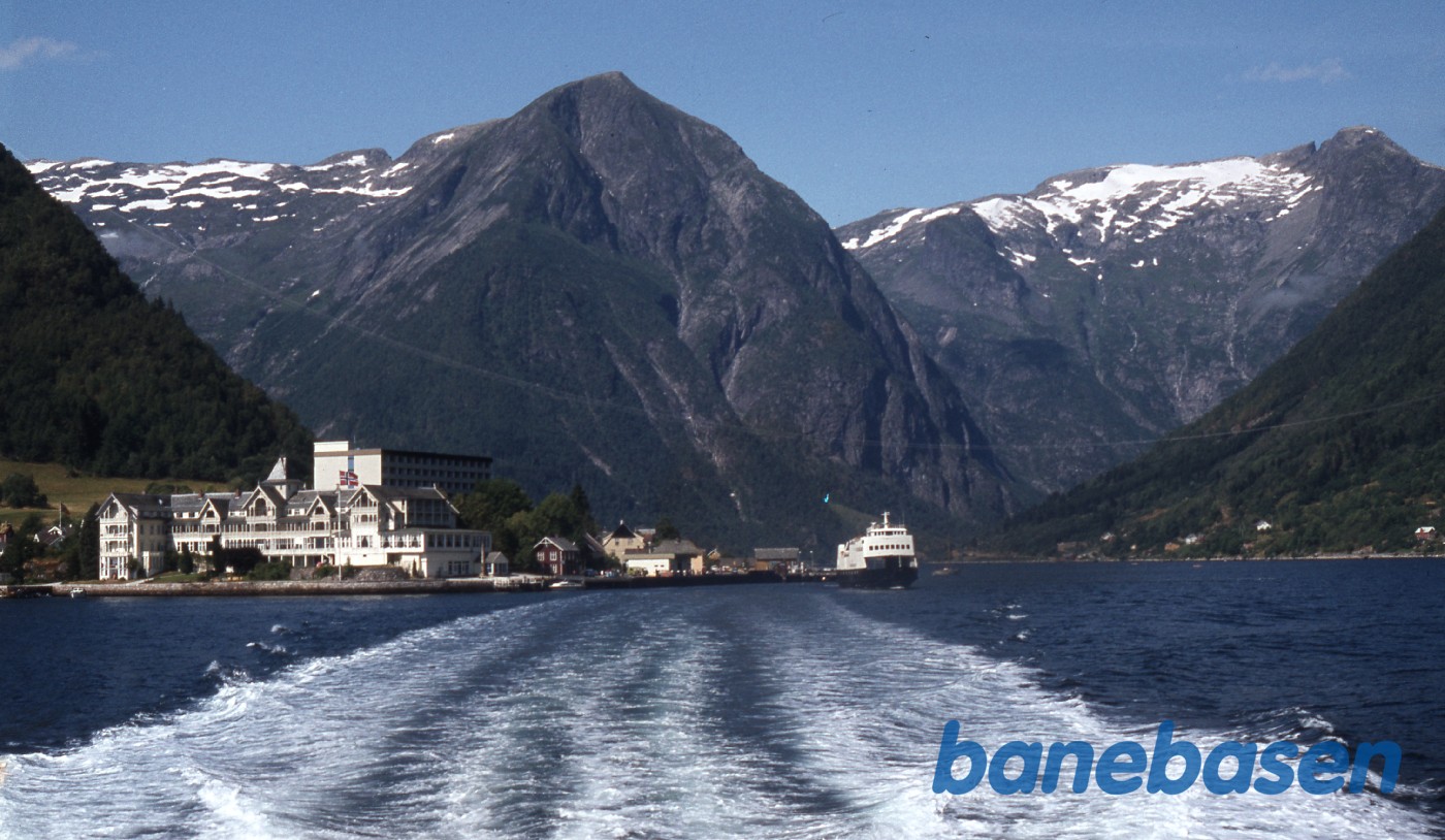 Sognefjord med de flotte bjerge Sognefjord med de flotte bjerge