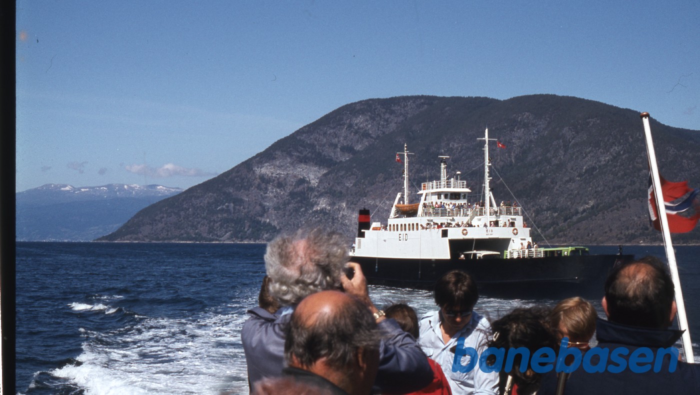 Sognefjord med de flotte bjerge Sognefjord med de flotte bjerge